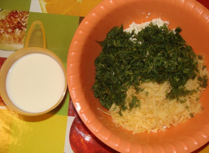 1. Этап. Ачма грузинская ленивая: Яйца отварите, порежьте мелко и соедините с зеленью и сыром.