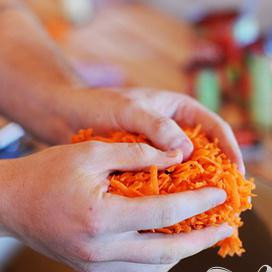 1. Этап. Говядина в болонском соусе: В нагретое масло кидаем морковку.