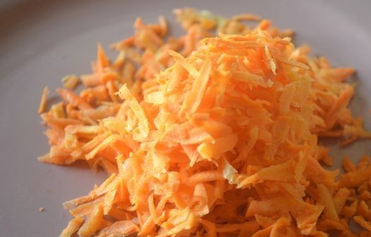 1. Этап. Гуляш из куриного филе: Морковку чистим и натираем на крупной терке.