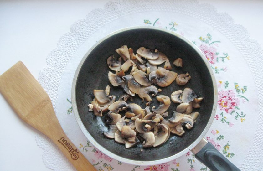 1. Этап. Салат с мясом и жареными шампиньонами: Налейте немного масла и поджарьте.