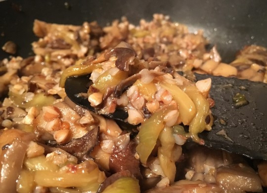 1. Этап. Вешенки с баклажанами: 3. Отдельно смешаем соевый соус, соус терияки или мед с крахмалом. Удобно это сделать, разбавив эту массу примерно 0.5 стакана кипятка - этот соус перемешаем, чтобы крахмал растворился, и отправим в сковороду. накрываем крышкой и тушим. Когда и грибы, и баклажаны будут готовы, добавим зелень и специи по вкусу.