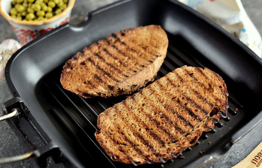 1. Этап. Брутальные бутерброды Три огурца: Ломтики ржаного хлеба подсушите в сковороде-гриль до легких подпалин.