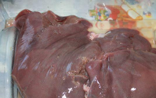 1. Этап. Печень по-строгановски: Печень следует хорошенько промыть под проточной водой. Обсушить и нарезать кубиками.