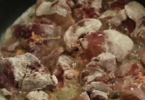 1. Этап. Салат с куриной печенкой: Выкладываем в разогретое масло печенку. Накрываем сковороду крышкой и обжариваем печень минуты 3.