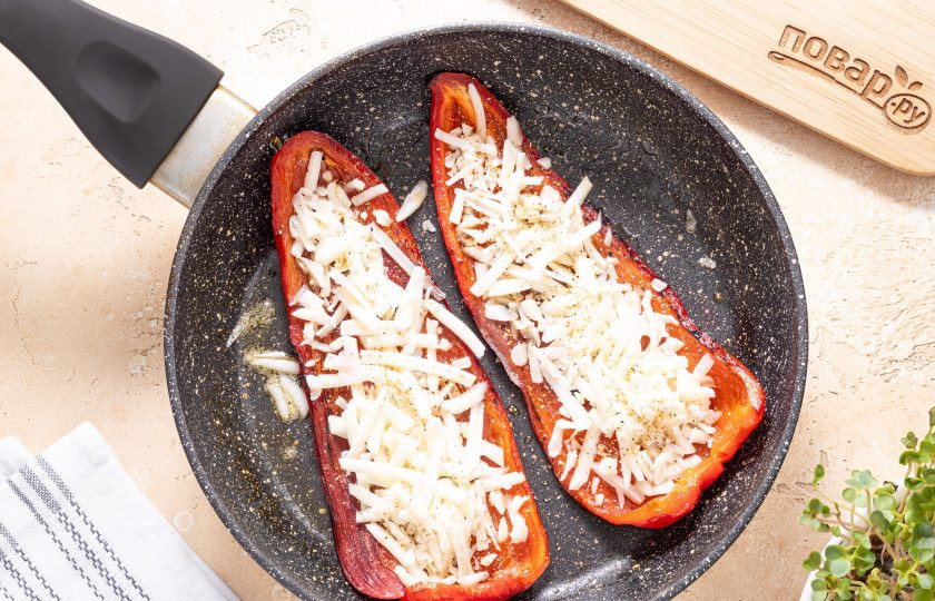 1. Этап. Жареный перец с сыром: Переверните перец, посыпьте сыром, посолите и поперчите по вкусу. Накройте снова крышкой и жарьте еще 3-4 минуты.