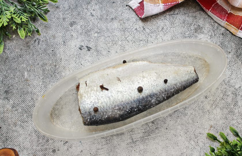 1. Этап. Сельдь специального посола: Разложите по селедке специи.