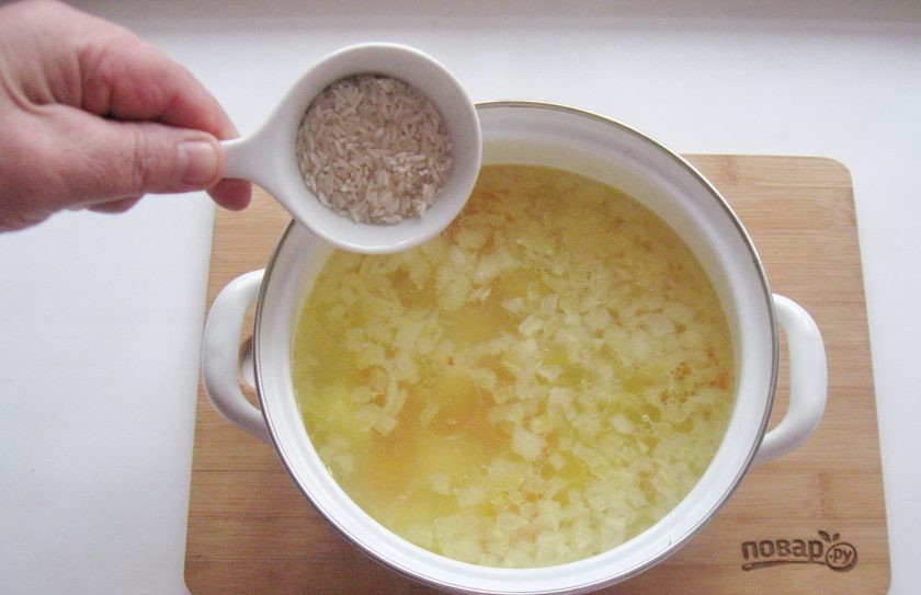 1. Этап. Рассольник с индейкой: Рис помойте и также добавьте в суп. Посолите и поперчите по вкусу.