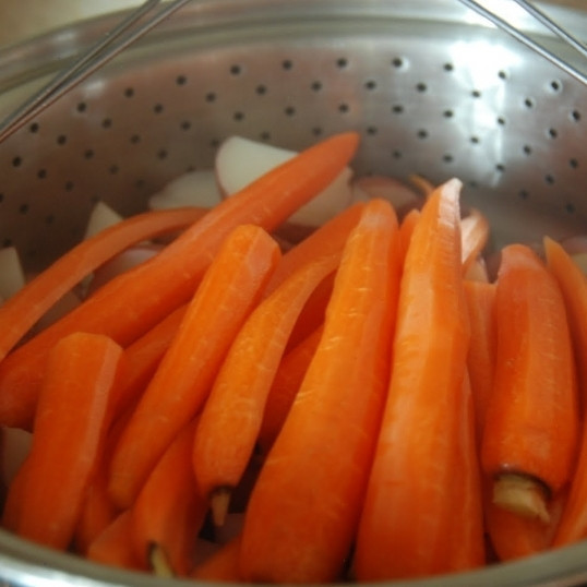 1. Этап. Курица с овощами в цитрусовом соусе: Тем временем все овощи, которые вы хотите подавать на гарнир (у меня - картофель, спаржа, зеленая фасоль и молодая морковь), чистим и кладем в пароварку. Варим практически до полной готовности.