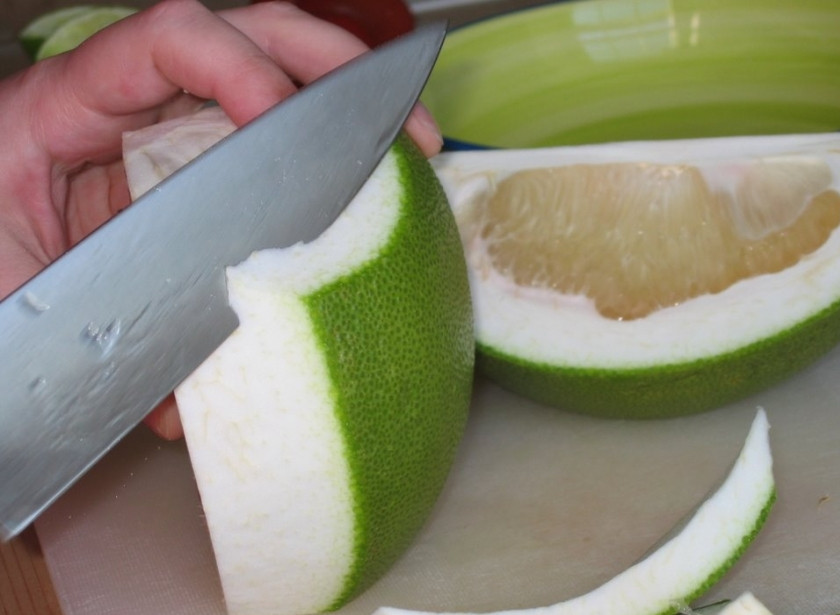 1. Этап. Варенье из помело: Очистить фрукт от корки.