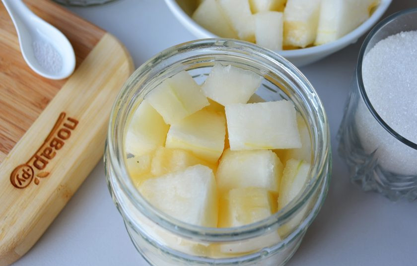 1. Этап. Дыня в сиропе без стерилизации (на зиму): Стерильные банки наполните кусочками дыни. Утрамбовывайте плотно, но чтобы осталось место сиропу.