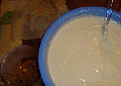 1. Этап. Торт Пизанская башня: 16. Смешиваем сметану, сахар, загуститель и взбиваем все венчиком или миксером.