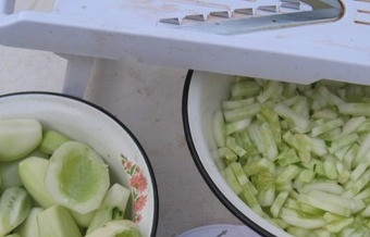 1. Этап. Варенье из огурцов: Огурцы очистить от семян, порезать кусочками.