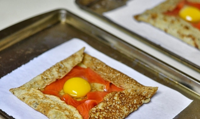 1. Этап. Ржаные блины с лососем: 4. Отправьте блюдо в духовку на 10 минут при 220 градусах.