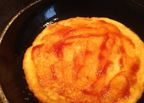 1. Этап. Картофельная пицца на сковороде: Смазываем кетчупом.