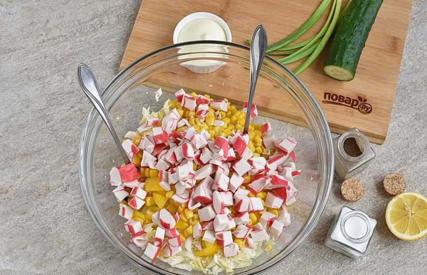 1. Этап. Крабовый салат с пекинской капустой: Нарежьте крабовое мясо кубиками и добавьте в миску.