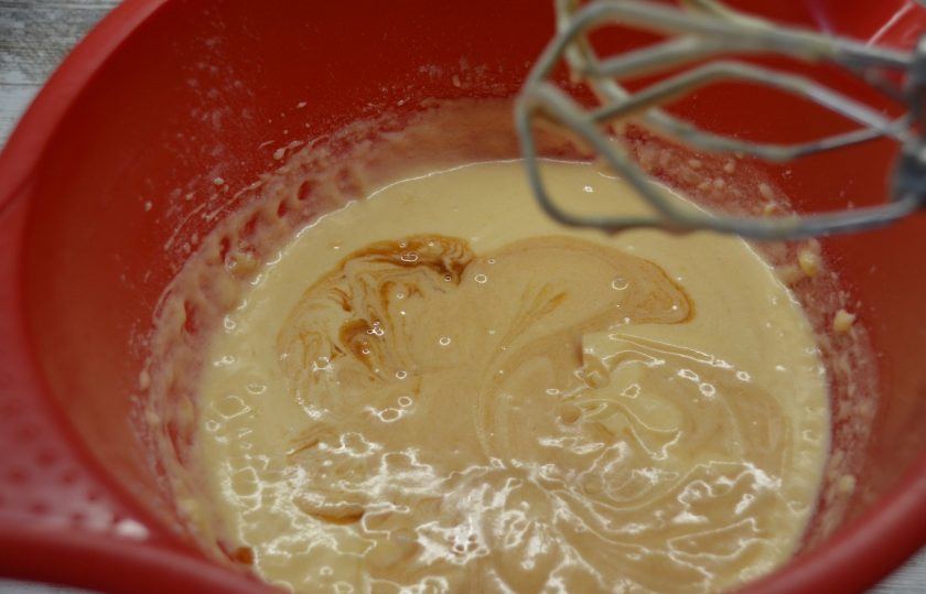 1. Этап. Капкейки с соленой карамелью: Добавьте в тесто 4-5 столовых ложек соленой карамели, остывшей до комнатной температуры, взбейте.