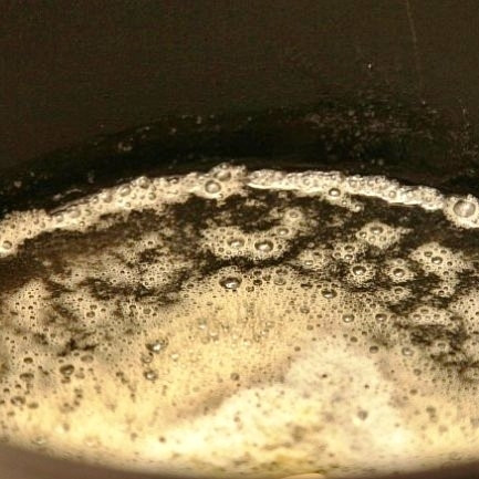 1. Этап. Жаркое из конины: Ставим на огонь крупную и глубокую чугунную кастрюлю, растапливаем в ней сливочное масло.