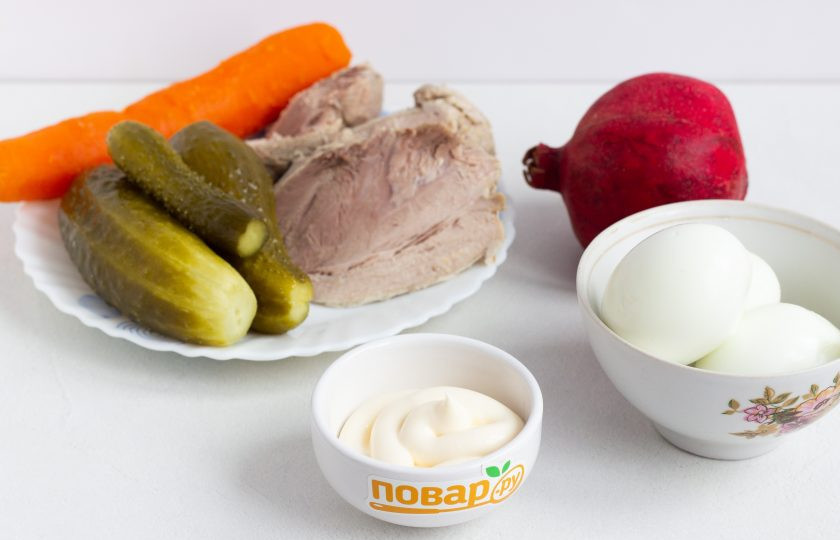 1. Этап. Салат Бусы на снегу: Подготовьте все необходимые ингредиенты. Мясо заранее отварите в подсоленной воде до готовности, остудите. Яйца и морковь тоже отварите заранее.