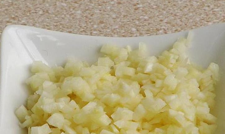 1. Этап. Копченое сало: Чеснок очистите и мелко порубите.