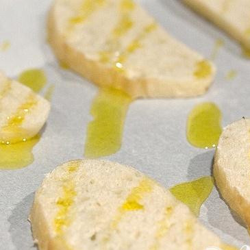 1. Этап. Суп с запеченным чесноком, помидорами и сыром: 1. Разогреть духовку до200 градусов и выстелить 2 противня бумагой. Разрезать хлеб чиабатта на 6 ломтиков толщиной 1 см, сбрызнуть 1 столовой ложкой оливкового масла и поместить на противень. Обжаривать до золотистого цвета.