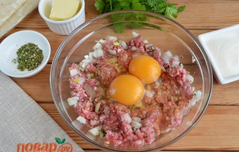 1. Этап. Фарш в лаваше по-провански: Вбейте два сырых яйца. Перемешайте снова фарш.