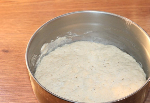 1. Этап. Домашний Курляндский хлеб: 5. Когда опара хорошо поднимется, вливаем растопленное и охлажденное масло (50 г), и всыпаем соль (от 0,5-1 ч. л. или по вкусу), сахар — 1 ч. л. (по желанию). Соль у меня с добавлением пряных трав.