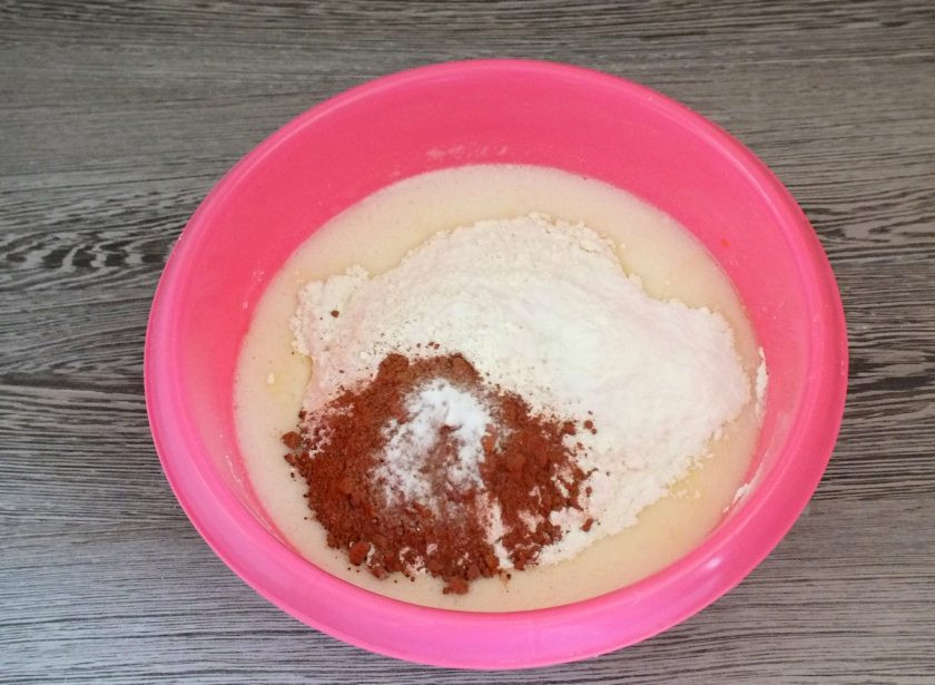 1. Этап. Кекс на смальце: Добавьте сыпучие ингредиенты: муку, какао, крахмал, ванилин, соду, разрыхлитель для теста. Хорошо перемешайте.