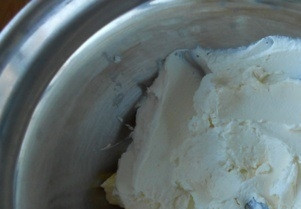 1. Этап. Творожное тесто с яблоками: Творог перетрите через сито или же взбейте при помощи блендера, чтобы он был однородной консистенции. Особенно это необходимо, если вы используете домашний творог. Нагрейте маргарин или масло до комнатной температуры и добавьте к творогу. Туда же бросьте соль, муку и соду. Замесите упругое и мягкое тесто.