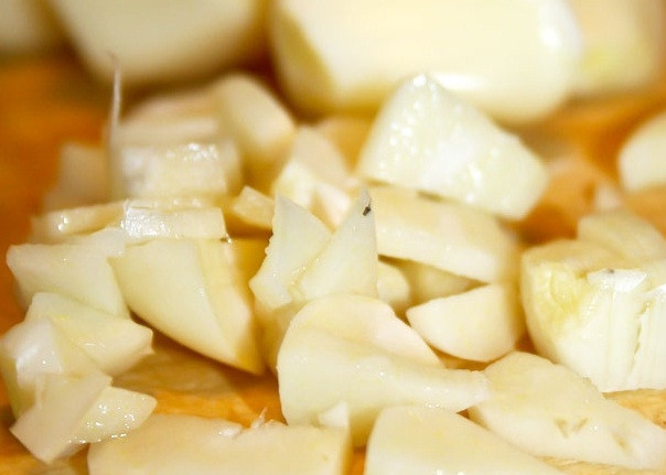 1. Этап. Огурцы по-болгарски: 6. Очистить и нарезать не очень мелко чеснок.