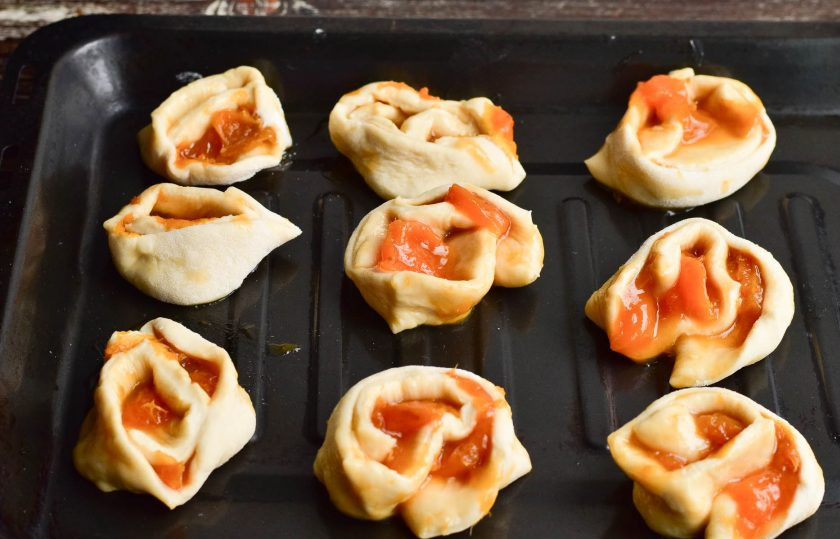 1. Этап. Печенье Утопленники: Нарежьте его на кусочки и выложите на противень.