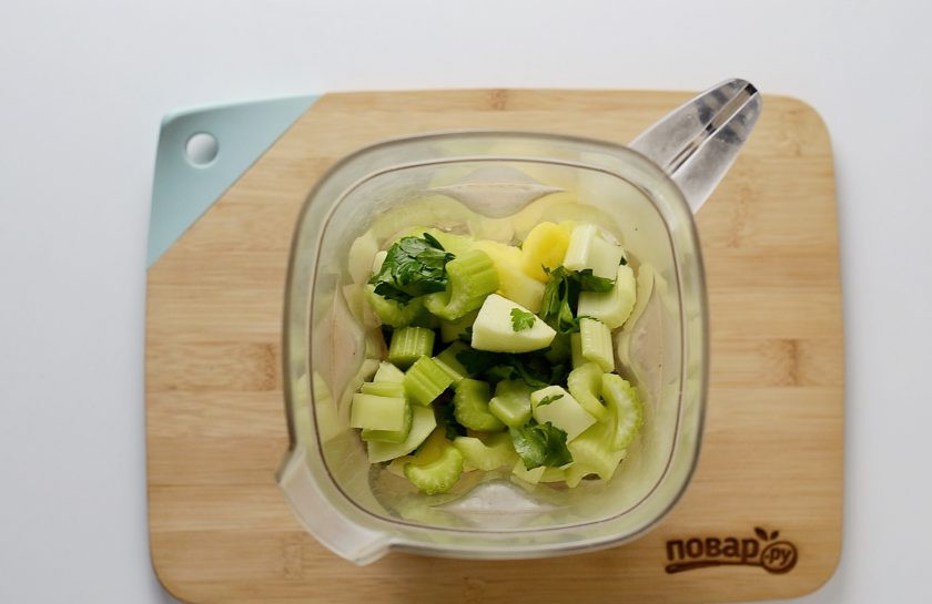 1. Этап. Смузи из сельдерея: Измельчите все ингредиенты в блендере.