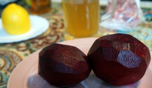 1. Этап. Свинина, тушеная со свеклой: Свеклу очистить.