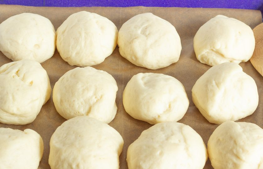 1. Этап. Пончики Суфганиет: Наши шарики поднялись. Выпекайте в разогретой до 180 градусов духовке 15-20 минут.