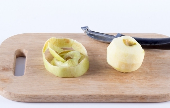 1. Этап. Яблочный конфитюр (простой рецепт): Яблоки промываем и очищаем от кожуры.