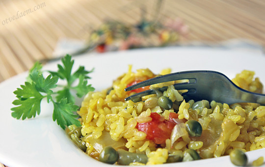 1. Этап. Паэлья овощная: 5. Овощи можно залить овощным бульоном и потушить 5 минут. После этого соединить их с рисом и притрусить зеленью