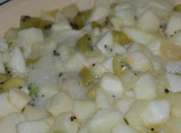 1. Этап. Варенье из киви и яблок: Затем насыпаем сахар, добавляем воду и оставляем фрукты на 1 час (чтобы дали сок). Через час поставьте емкость с будущим вареньем на огонь, доведите до кипения и варите 25-30 минут.