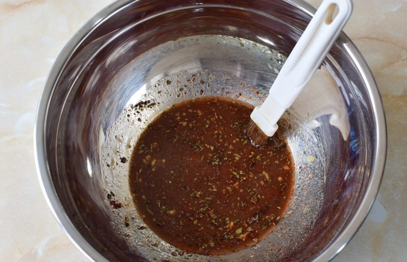 1. Этап. Куриные голени в соевом соусе в духовке: По вкусу подсыпьте соль и специи. При добавлении соли учитывайте, что соевый соус уже соленый.