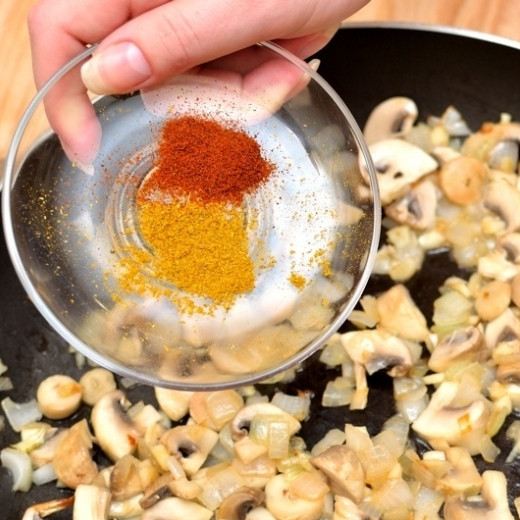 1. Этап. Яичница-болтунья с грибами: Когда грибы и овощи поджарятся, добавьте соль, перец и желаемые специи. Перемешайте.