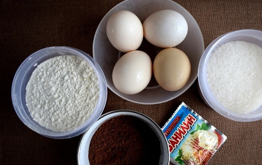 1. Этап. Бисквитный торт с творожным кремом: Подготовьте необходимые продукты для бисквита.