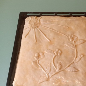 1. Этап. Кулебяка с рисом, луком, яйцами, рыбой: Из оставшихся кусочков теста украсить кулебяку по своему вкусу. Сверху смазать пирог взбитым яйцом и дать расстояться 15-20мин.