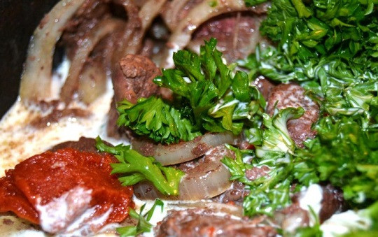 1. Этап. Печень с томатной пастой: 6. За 5-7 минут до готовности добавить на сковороду сметану, зелень и томатную пасту. Всыпать сахар и как следует перемешать. Тушить на медленном огне, чтобы печень пропиталась соусом.