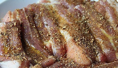 1. Этап. Свиные ребрышки жареные: 3. Посыпаем ребрышки солью, перцем и другими приправами. Вливаем оливковое масло и бальзамический уксус, добавляем измельченный чеснок. Тщательно все перемешиваем, чтобы каждое ребрышко полностью покрылось маринадом. Накрываем миску крышкой и отправляем в холодильник на 1-3 часа (а лучше – на всю ночь). Периодически перемешиваем ребрышки, пока они маринуются.