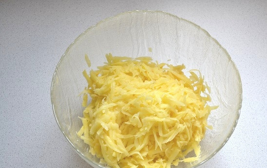 1. Этап. Белорусская запеканка: 4. Картофель натрите на терке и выложите в глубокую мисочку.