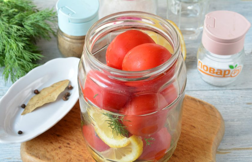 1. Этап. Маринованные помидоры с лимоном на зиму: Выложите в банку промытые помидоры, лучше использовать овощи небольшого размера.