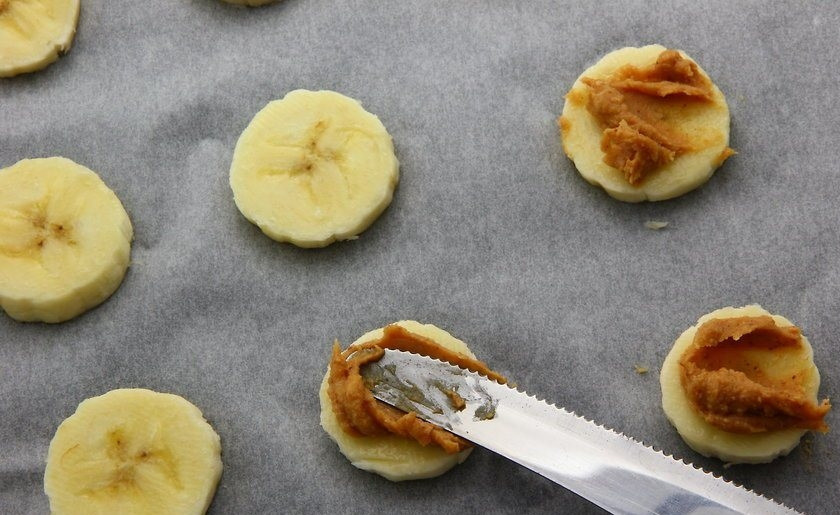 1. Этап. Сладкие банановые сендвичи: 2. Смажьте половину бананов арахисовым маслом.