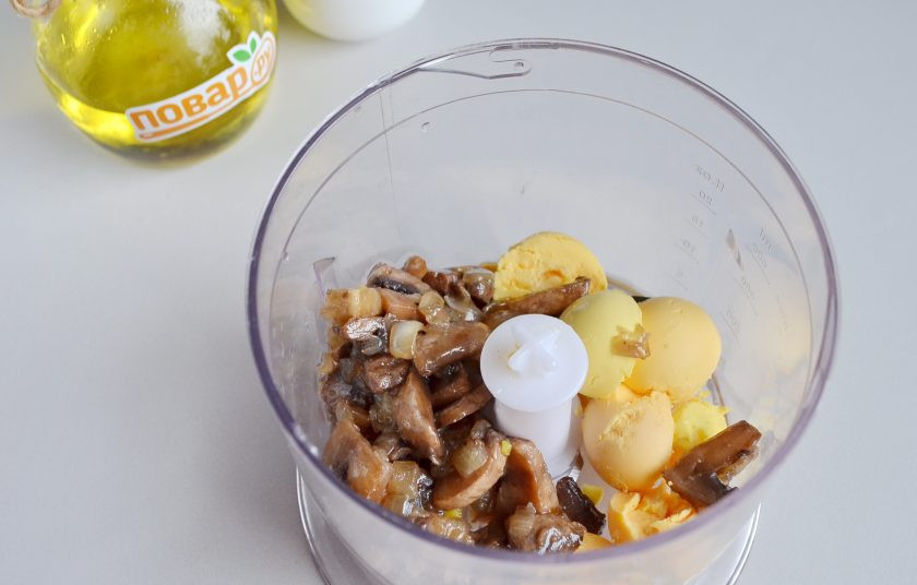 1. Этап. Пасхальные мордашки: 4. В чашу измельчителя положите желтки яиц, грибы жареные с луком, щепотку соли. Специи по желанию.