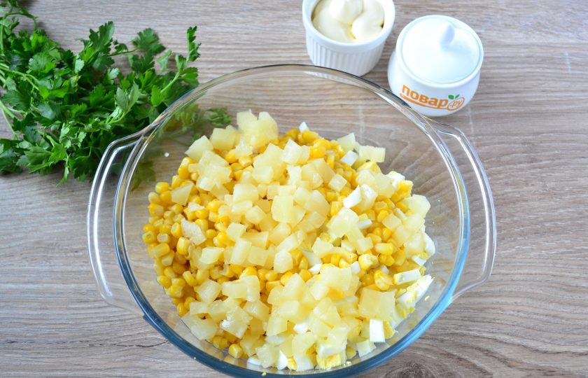 1. Этап. Салат с крабовыми палочками и ананасом: Если у вас ананас, консервированный колечками, то порежьте его на кубики. Если же ананас кусочками, то можно добавить так, дополнительно не разрезая, если кусочки не слишком большие. Я все же порезала каждый кусочек еще пополам.