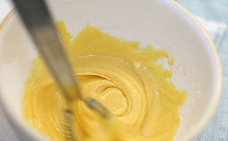 1. Этап. Крем для рулета бисквитного: В удобной посуде миксером растираем желтки с сахаром и сахарной пудрой.