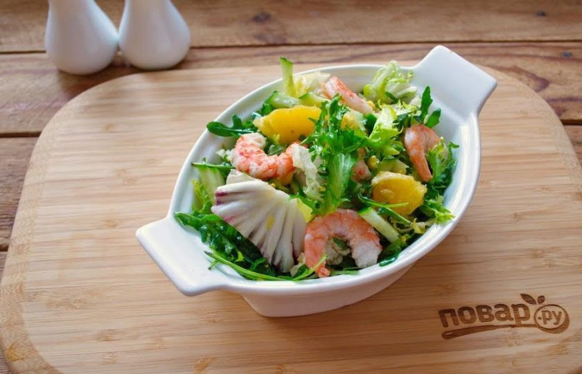 1. Этап. Салат Адмиральский: 5. Смешайте немного растительного масла, 0,5 ч. ложки горчицы с зернами и немного соли, сахара. Отварите креветки. Очистите и заправьте полученной заправкой еще горячими. Теперь креветки остудите и добавьте в салат. Перемешайте. Салат выложите в салатник.