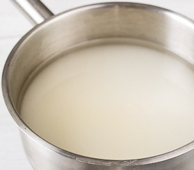 1. Этап. Сахарный сироп: Размешайте сахар в кипятке до растворения. Добавьте лимонную кислоту. Поставьте жидкость на минимальный огонь. Доведите воду до кипения.